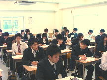 スーツ姿の学生たち